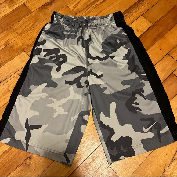 Boys Nike shorts - Picture 1 of 2